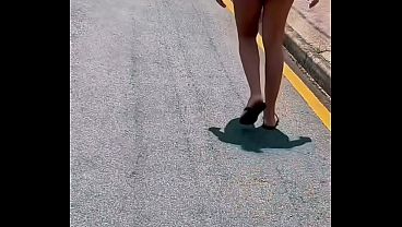 路上や車内で露出したり、セックスしたり。