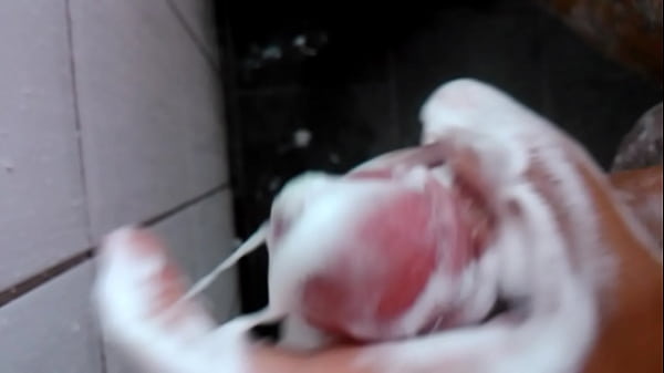 Uma bela gozada no banho pras mulheres