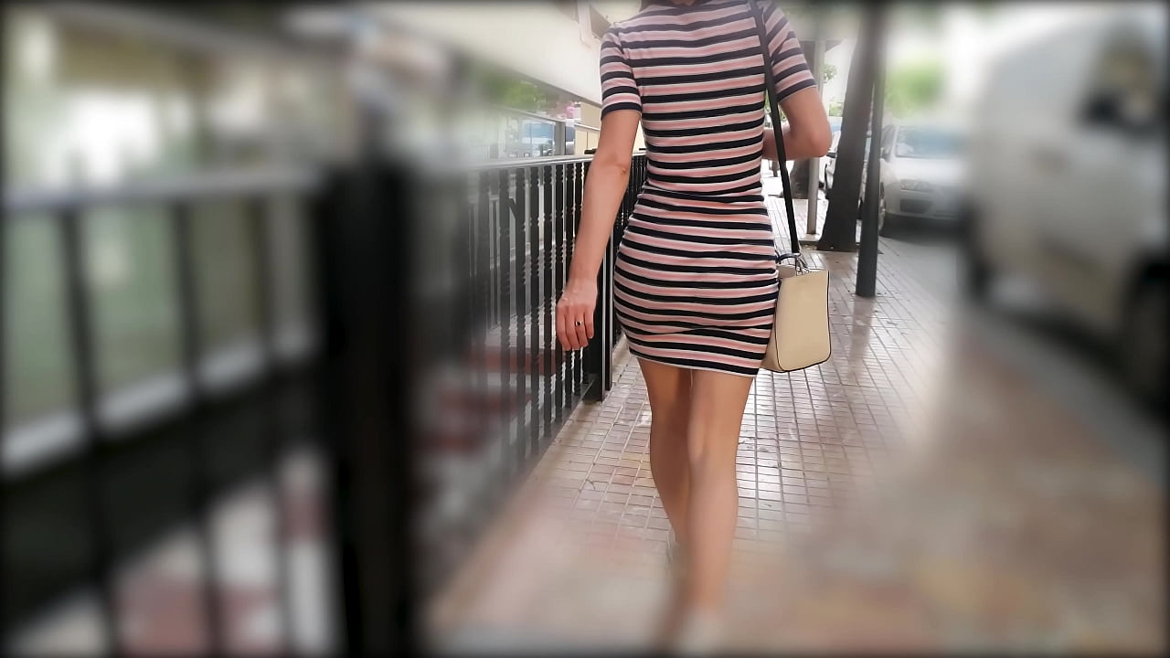 Esposa caliente caminando en vestido ajustado meneando botín sexy
                   sexy babe ass wife booty public voyeur only women muchos negros