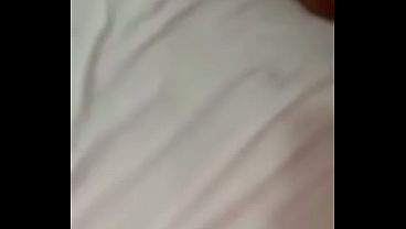 La meilleure amie de ma femme prend son pied pendant que ma femme filme tout pour vous