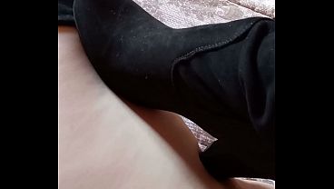 Moglie in stivali lunghi con tacchi alti