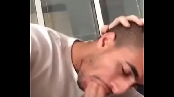 Download Video - Moreno safado engolindo o pau todinho