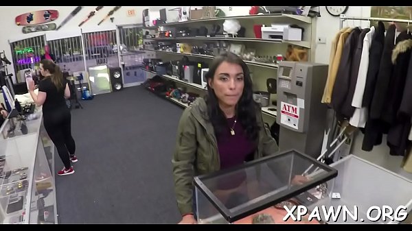 Amateur opens up her cum-hole