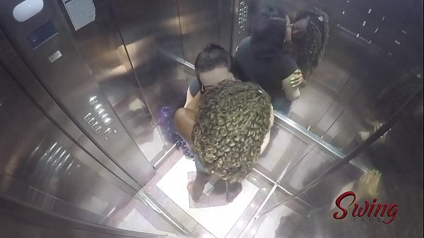 We caught Bonequinha Sado and Harlequina in the whoring elevator - Full video on RED