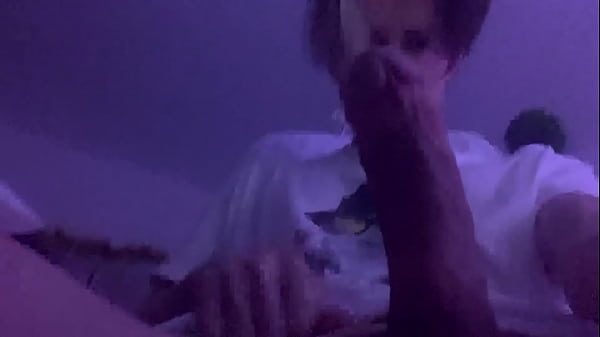 masturbando em um vídeo de uma garota traindo e gozando