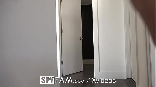SPYFAM Step Sister gives honest opinion on dick size