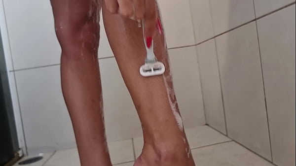 Bia Hot in a sensual bath with complete waxing