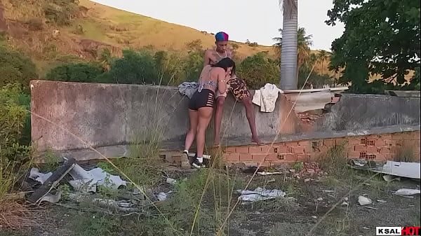 Download Video - O ator Brinqueto pedi para a safadinha da Danny hot&comma; mostrar a laje da casa em obra&comma; e ela mostrou para ele como senta firme no boneco e deu aquela gozada