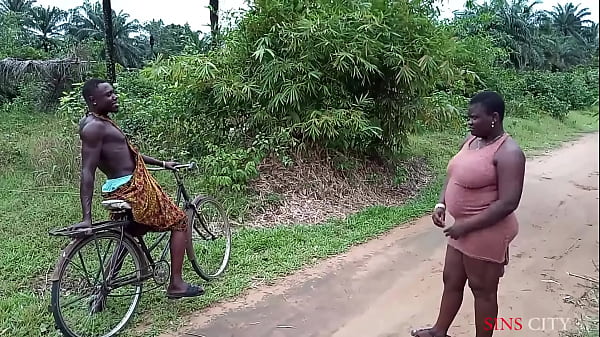 Download Video - OKONKWO GAVE THE VILLAGE SLAY QUEEN A LIFT WITH HIS BICYCLE&comma; FUCKED HER OUTDOOR