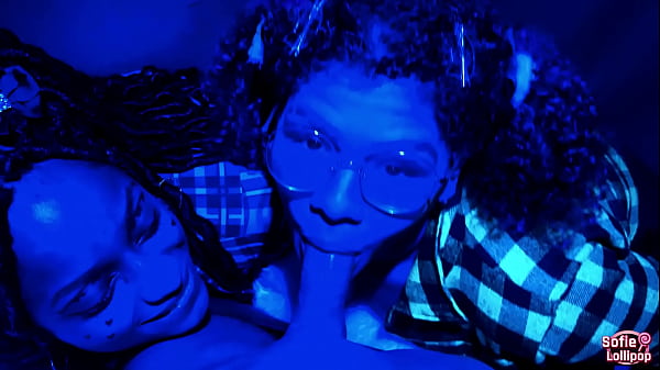 Sofie lollipop & Vicky M&eacute;nage dividindo a pica ...