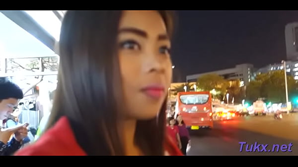 Une Fille Luxueuse Jouit En Roulant