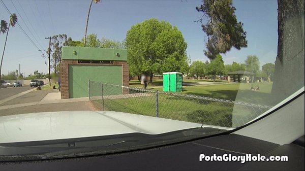 Porta Gloryhole Sexy woman sucking cock in the park