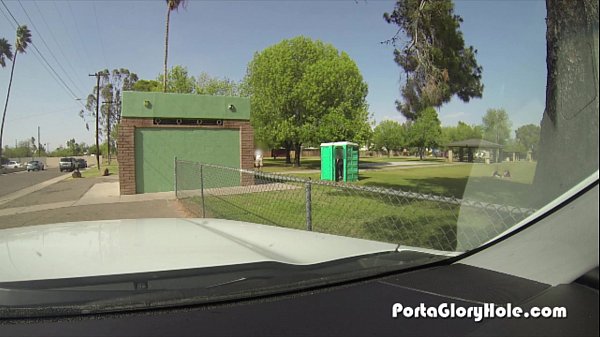 Porta Gloryhole Sexy woman sucking cock in the park