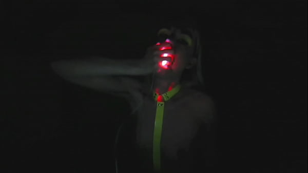 kelly copperfield deepthroats LED glowing dildo on webcam