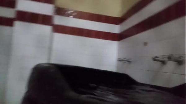 Download Video - Espiando en ducha de Gym Spy bath primo