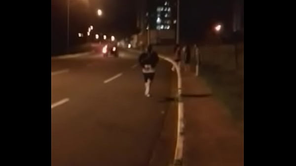 Gordinho correndo pelado na rua