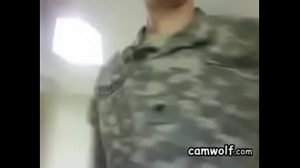 Militärmann Masturbiert