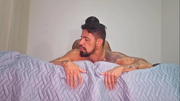 Safado esperou o namorado ir pro banho pra dar ...