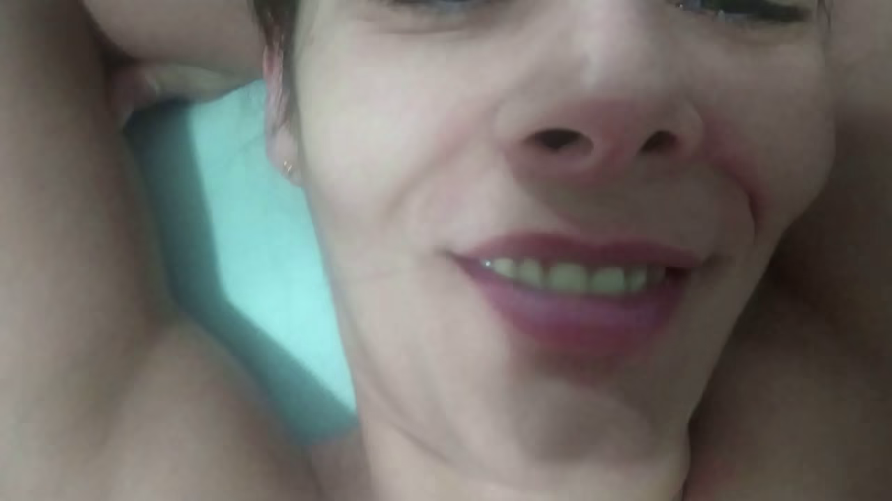 Madrastra tomando la virginidad de su joven hijastro, el muchacho eyaculó tanto que le dejó la coronilla toda pegajosa.