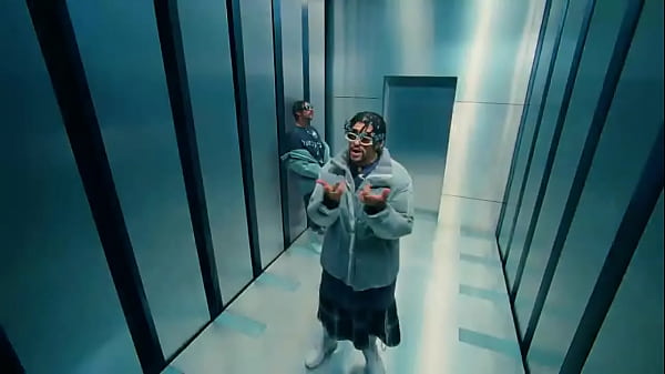 Bad Bunny-Dakiti (Video Oficial) prod by El Cholo Romantico