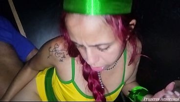 Download Video - Depois do jogo do brasil foi minha vez de rolar a bola e fazer meu marido de corno na cabine Glory hole