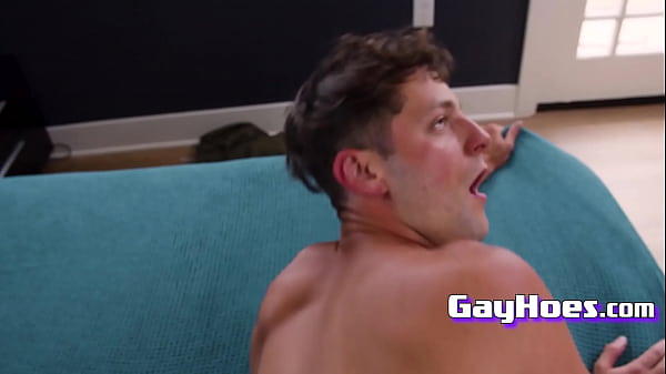 Sentindo falta da bunda linda e apertada do meu meio-irmão