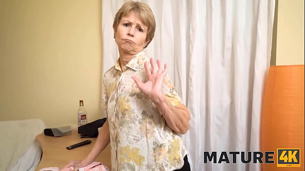 MATURE4K. Guy satisfies mature woman in stockings after finishing chores