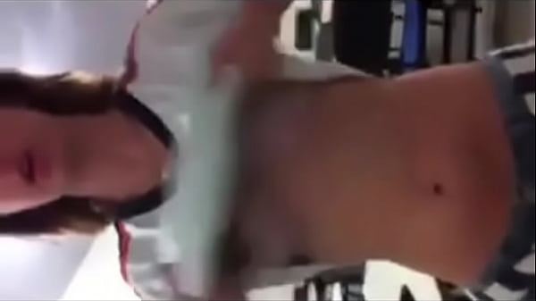 Jeune Fille Montre Ses Seins À L'école
