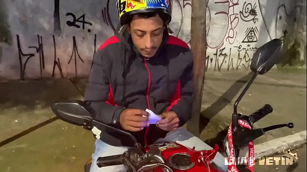 Fui fazer entrega na casa do viadinho, ele desc...