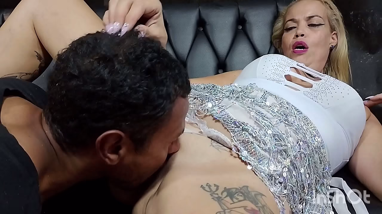 Gata loira transou com moreno no sof&aacute_