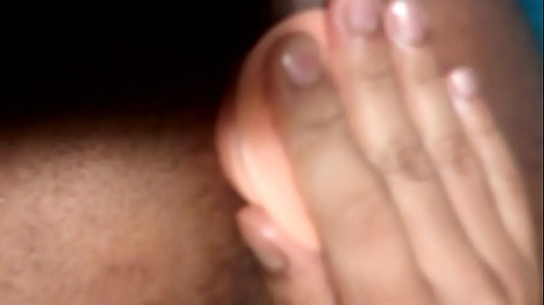 Socando na bundinha o vibrador