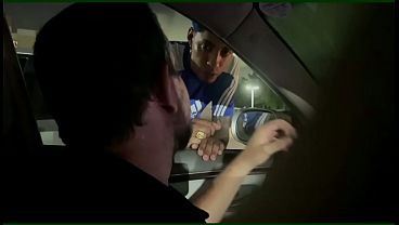Corno deixou o carona comer a mulher dele de 18 anos no carro sem camisinha