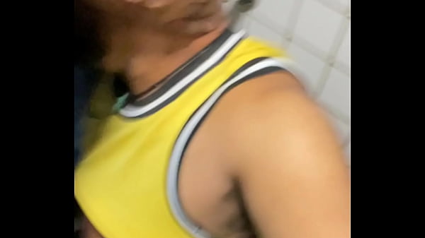 Mlks dotados fudendo no banheiro do shopping! g...