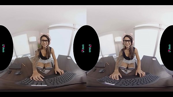 VRHUSH Gamer girl Alexis Zara gets fucked with her stream on