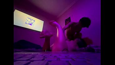巨乳の義理の妹とセックスするのは特権だ。四つん這いの体勢で彼女を気持ちよく犯すんだ。