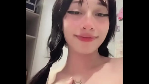 Aprontando sozinha no quarto