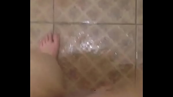 BIELZINHO DO ANAL SE EXIBINDO NO BANHO