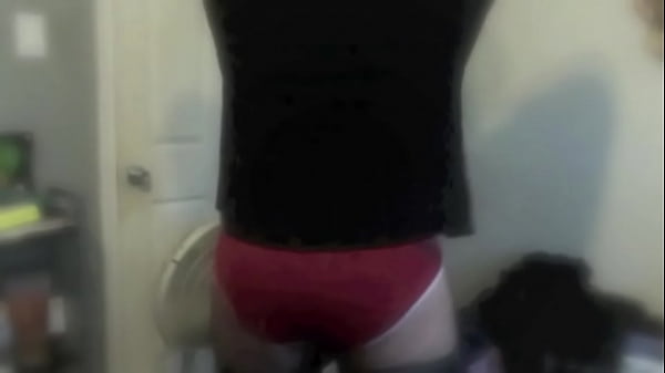Ours Jouant En Slip Rouge