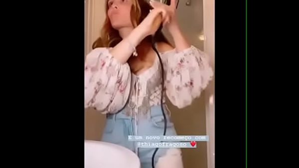 Larissa Manoela no banheiro