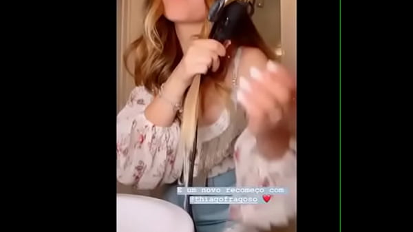 Larissa Manoela no banheiro