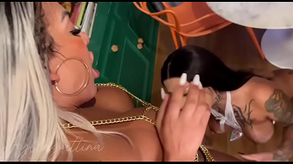 Travesti do piroc&atilde;o dominando uma travesti tatu...