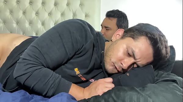 Download Video - Padrastro confunde a hijastro con su esposa y se lo folla duro toda la noche llen&aacute;ndole el culo de mucha crema caliente