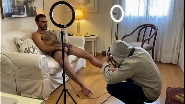 Download Video - Fot&oacute;grafo Dotadao gozando com modelo - brendo Vilhena e Marcelo Agroboy