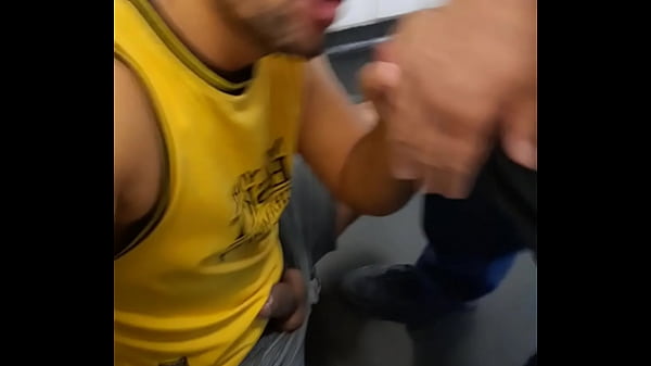 No banheiro do trabalho chupando os pedreiros q...