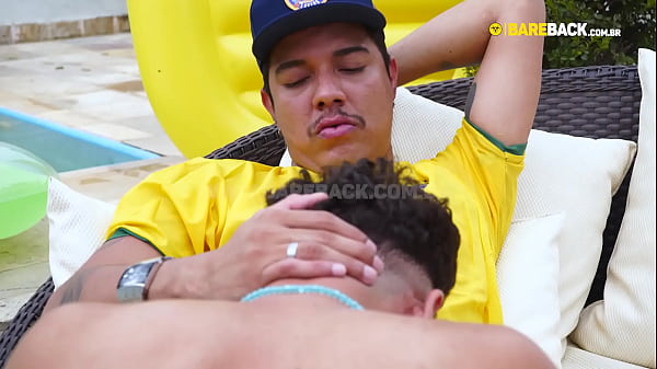 Pentelhudo gostoso fodendo o c&uacute; do rabudo