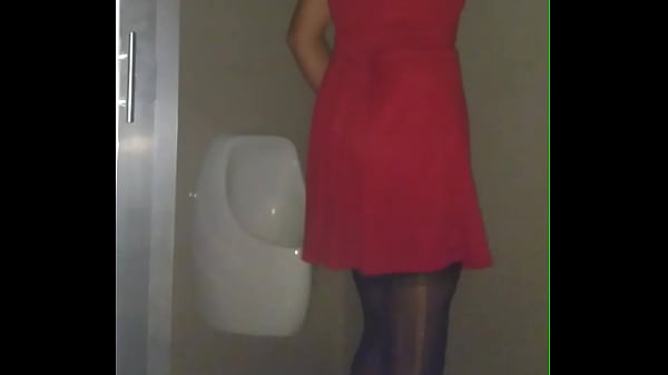 Solita en baño publico