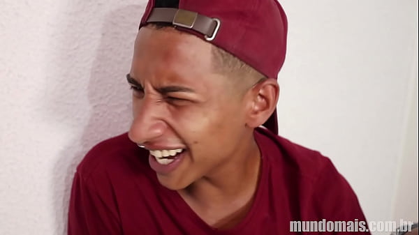 Dois putos comemoram o emprego novo numa putari...