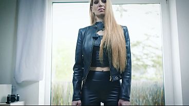オーストリア出身のセクシーな熟女がアナルと中出しを受ける