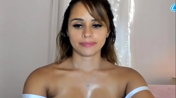 Alice Gomez, famous #WebCamModel, wears a sexy and tanned body in lingerie with her drooping straps. Thumbnail