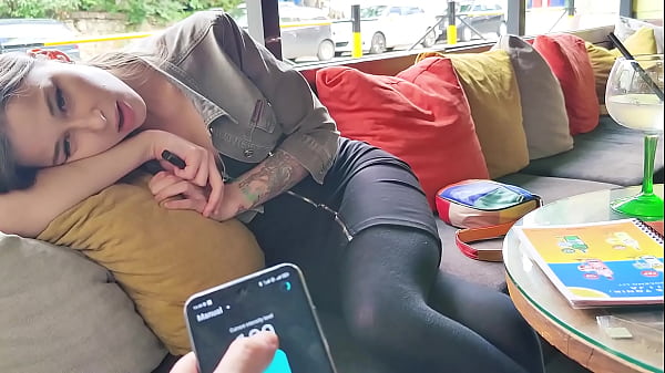 MySchoolLife - Ferngesteuerter Orgasmus meiner Stiefschwester in Bar!